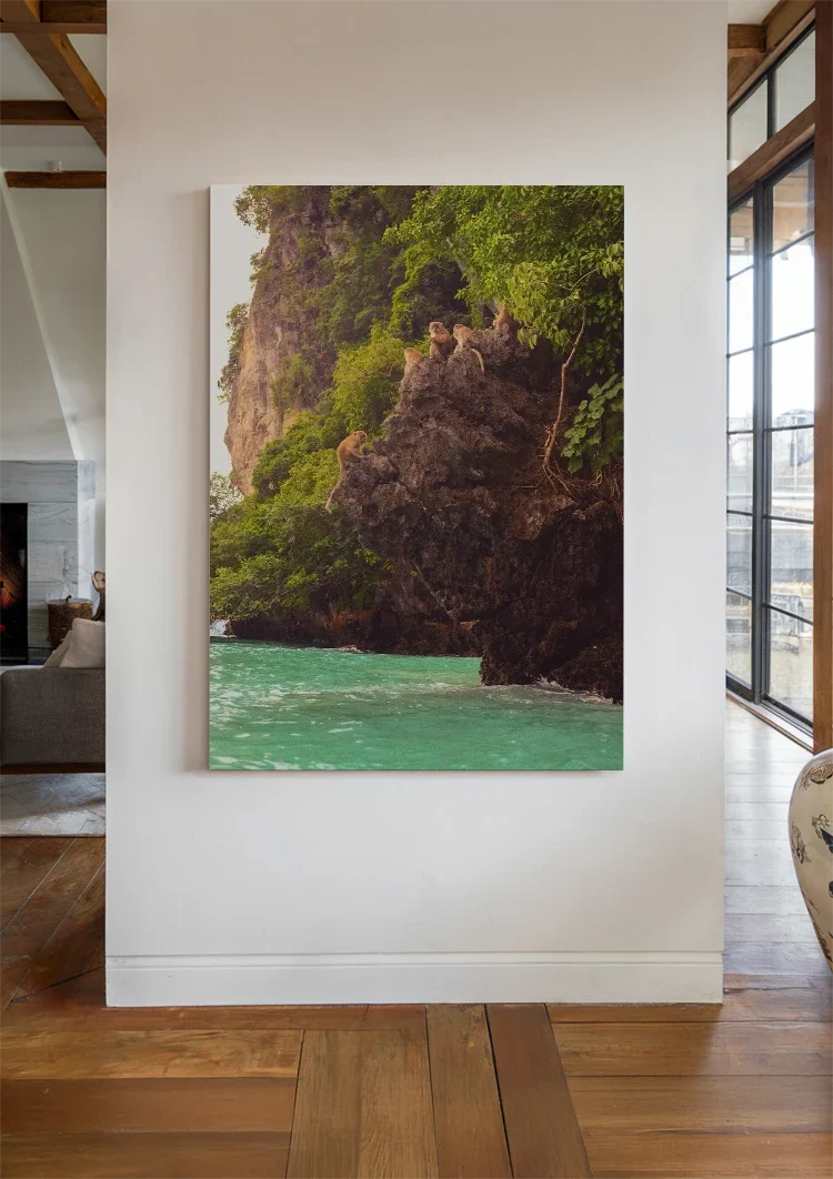 Tropische Rotskliffen Met Weelderig Groen En Turquoise Water Schilderij