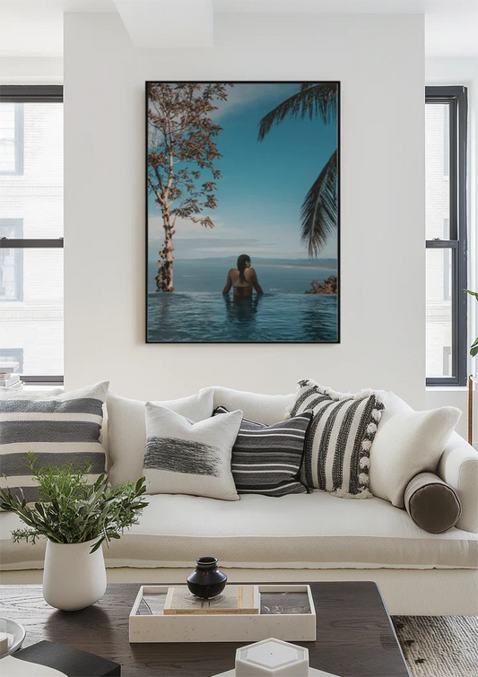 Vrouw in Overloopzwembad met Palmbomen en Tropische Zeehorizon Canvas Schilderij