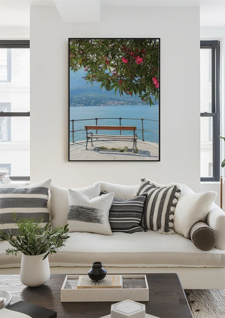 Roze Bloesemboom aan het Meer van Como met Bank en Bergpanorama Schilderij