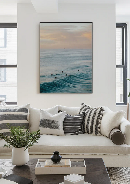 Zwemmers in zee canvas schilderij aan de muur bij de voordeur in de hal