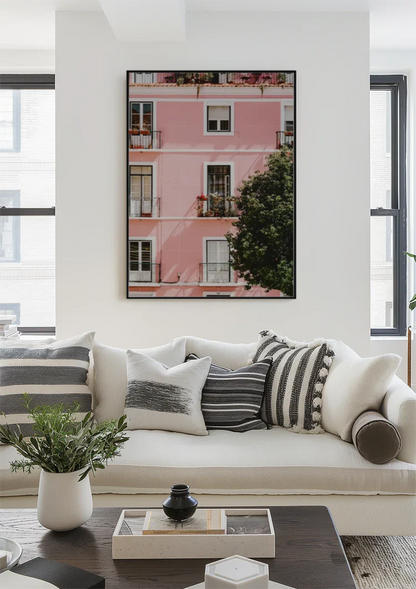 Roze Gebouw Met Witte Ramen En Balkons Zonnig Schilderij