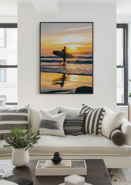 Surfer Op Strand Bij Gouden Zonsondergang Reflectie Schilderij