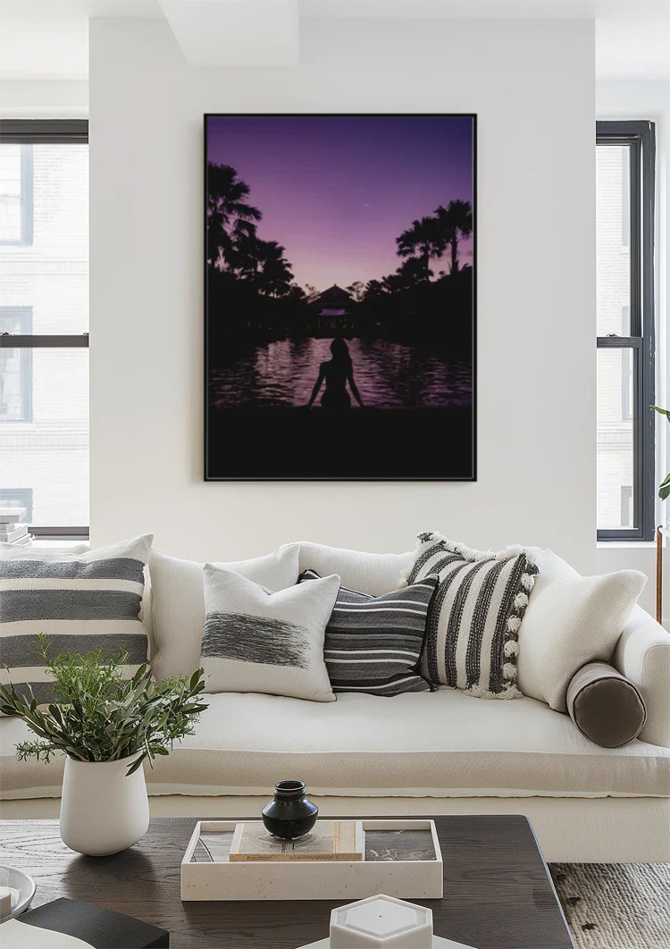 Frauensilhouette am Pool Lila Dämmerung mit Palmen Gemälde