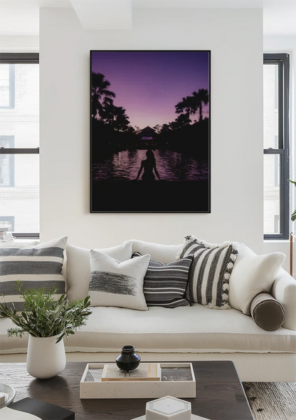 Frauensilhouette am Pool Lila Dämmerung mit Palmen Gemälde