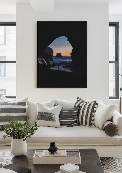 Felsgrotte mit Blick auf tosenden Ozean und Sonnenuntergang Gemälde