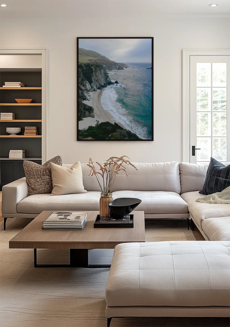 Dramatische Klippen am Meer mit verstecktem Strand Küstenmalerei