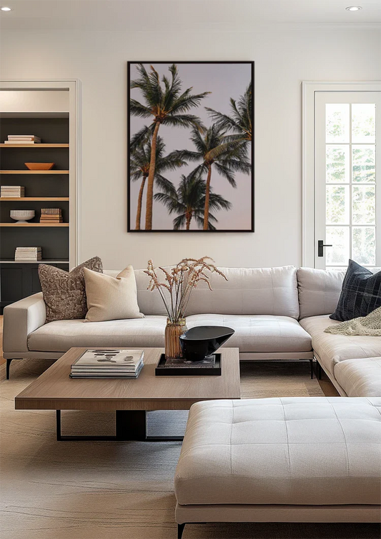 Palmbomen canvas schilderij aan de muur naast het bed in de slaapkamer