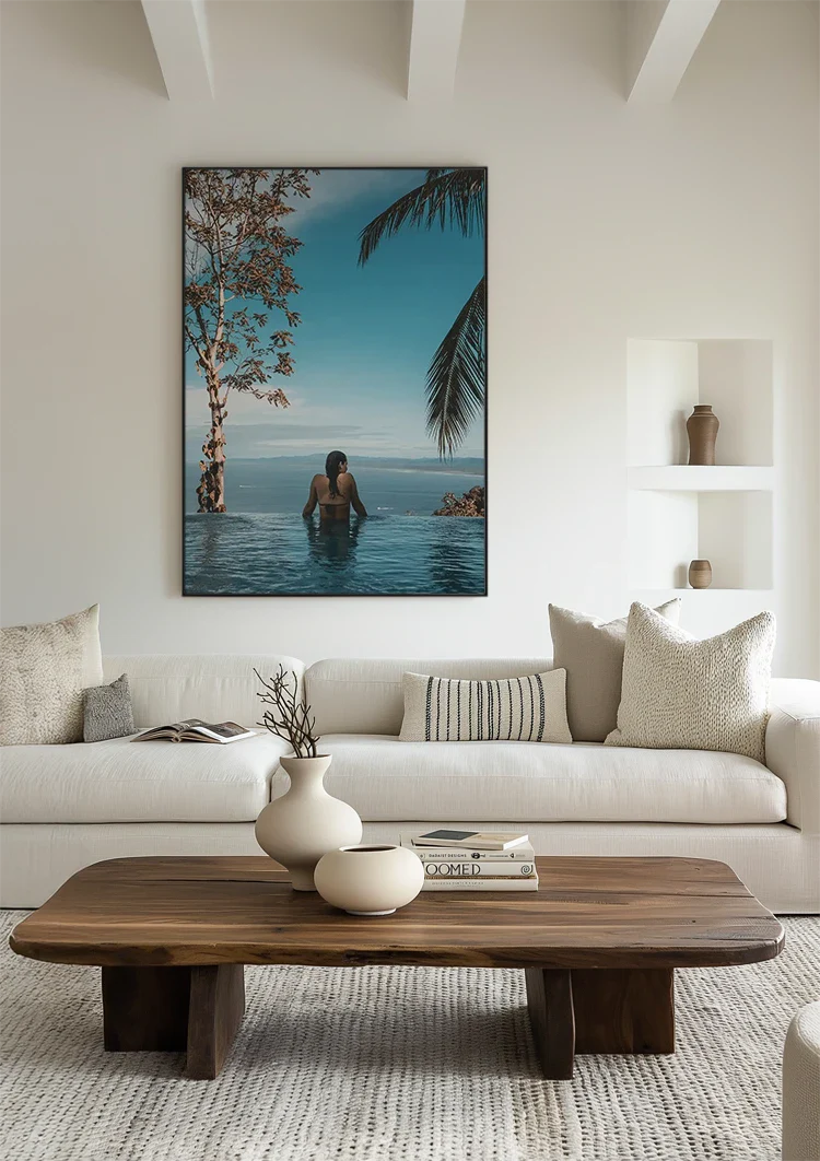 Frau in Infinity-Pool mit Palmen und tropischem Meerhorizont Gemälde