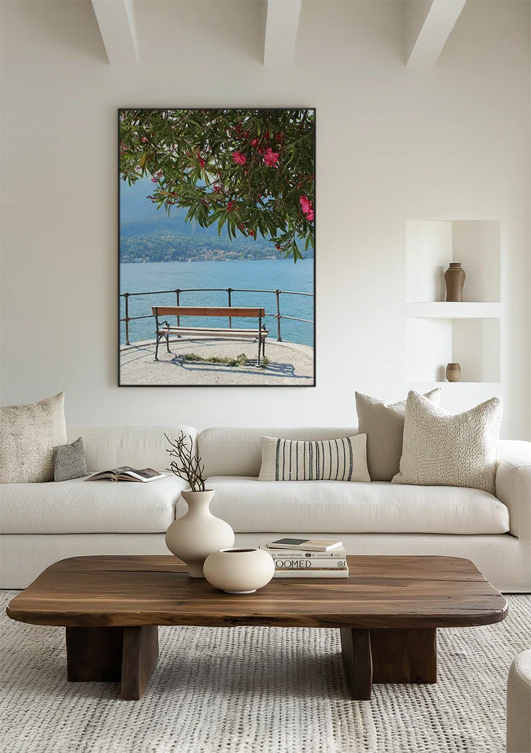 Roze Bloesemboom aan het Meer van Como met Bank en Bergpanorama Schilderij