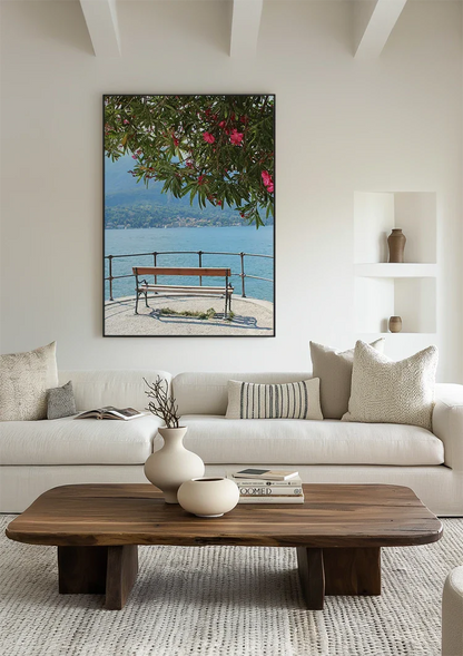 Roze Bloesemboom aan het Meer van Como met Bank en Bergpanorama Schilderij