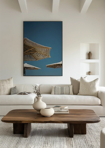 Geflochtene Strohschirme vor blauem Himmel Gemälde