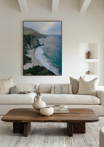 Dramatische Klippen am Meer mit verstecktem Strand Küstenmalerei