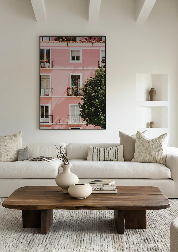 Roze Gebouw Met Witte Ramen En Balkons Zonnig Schilderij