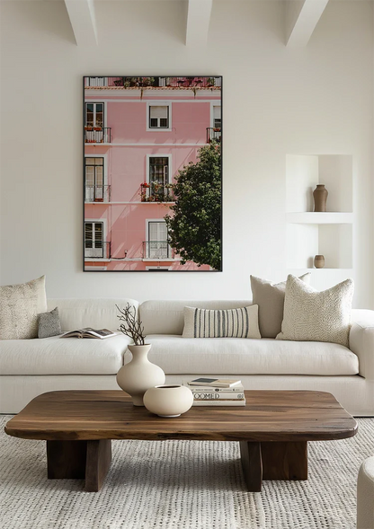 Roze Gebouw Met Witte Ramen En Balkons Zonnig Schilderij