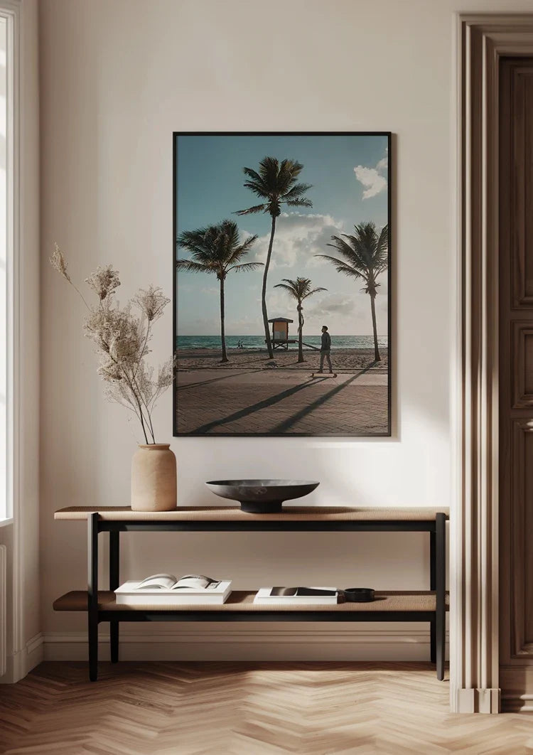 Strand met Palmbomen en Wandelaar aan de Kust Schilderij