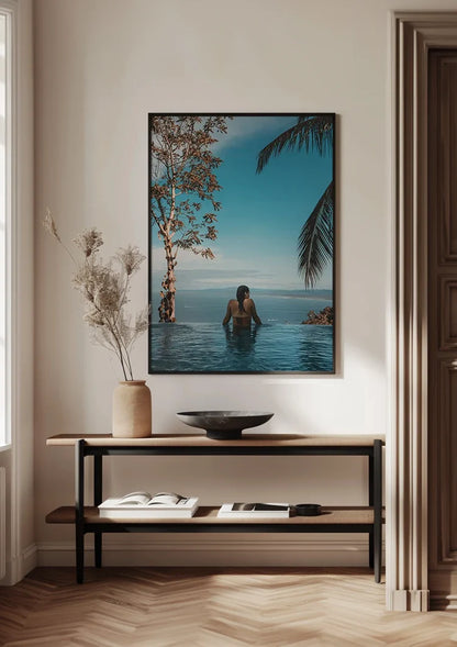 Frau in Infinity-Pool mit Palmen und tropischem Meerhorizont Gemälde