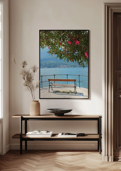 Roze Bloesemboom aan het Meer van Como met Bank en Bergpanorama Schilderij