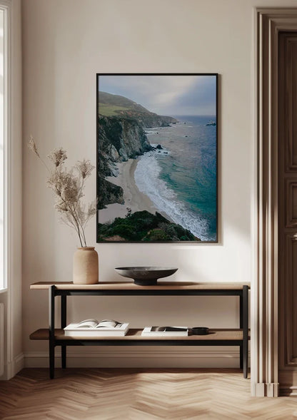 Dramatische Klippen am Meer mit verstecktem Strand Küstenmalerei