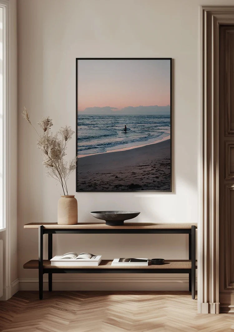 Surfer In Zee Bij Zonsondergang Pastelkleurige Lucht Schilderij