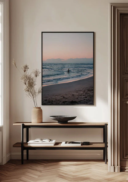 Surfer In Zee Bij Zonsondergang Pastelkleurige Lucht Schilderij