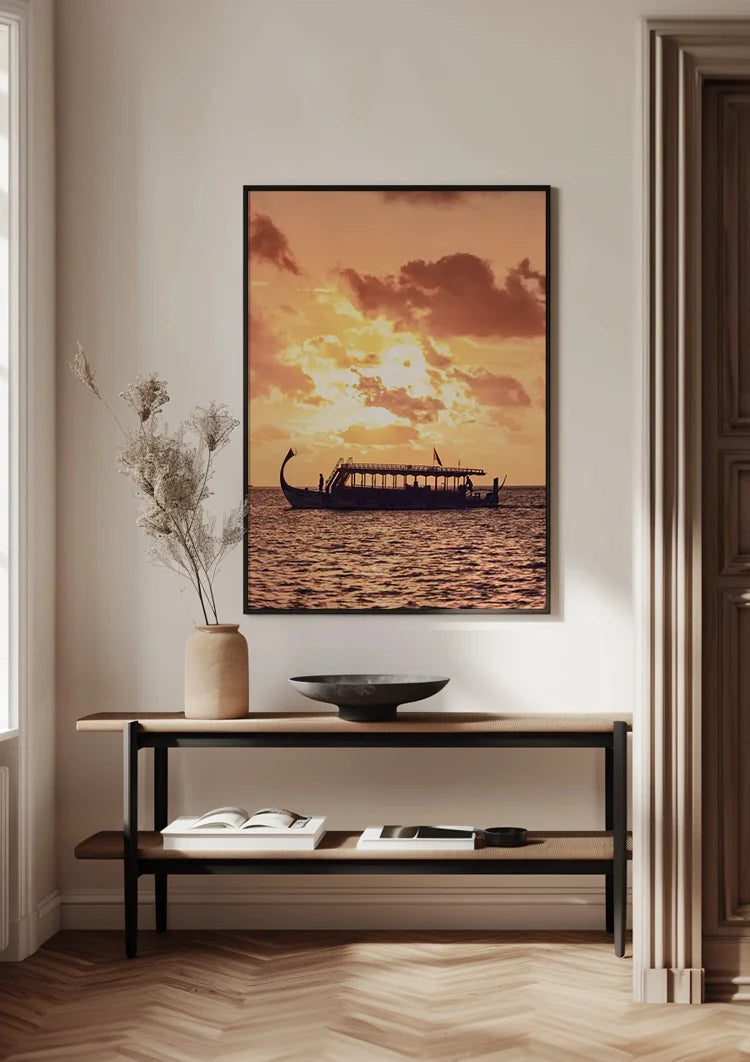 Boot Silhouette Goldener Sonnenuntergang Orangefarbener Wolkenhimmel Wasser Romantisches Gemälde