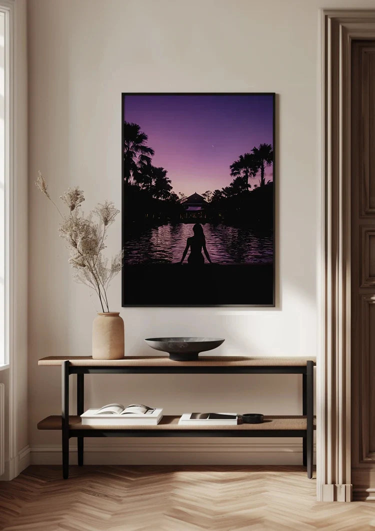 Frauensilhouette am Pool Lila Dämmerung mit Palmen Gemälde