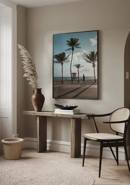 Strand met Palmbomen en Wandelaar aan de Kust Schilderij