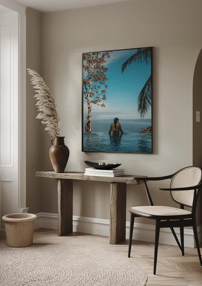 Frau in Infinity-Pool mit Palmen und tropischem Meerhorizont Gemälde