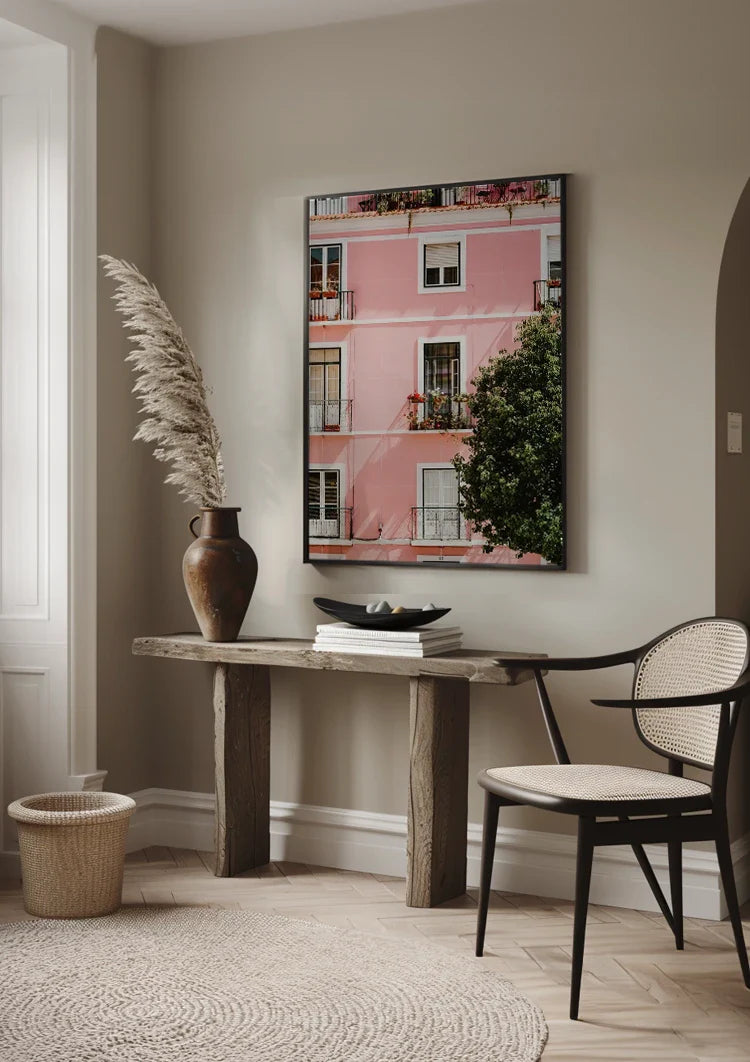 Roze Gebouw Met Witte Ramen En Balkons Zonnig Schilderij