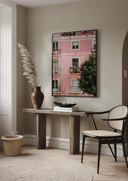 Roze Gebouw Met Witte Ramen En Balkons Zonnig Schilderij