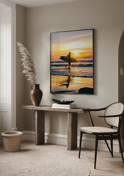 Surfer Op Strand Bij Gouden Zonsondergang Reflectie Schilderij