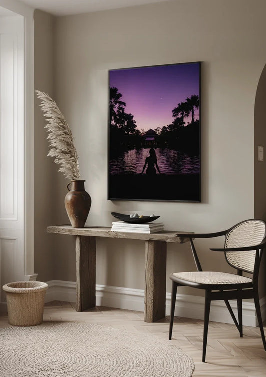 Vrouwensilhouet Bij Zwembad Paarse Schemering Met Palmbomen Canvas Schilderij