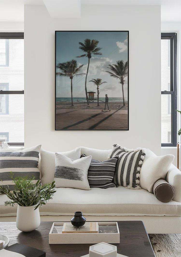 Strand met Palmbomen en Wandelaar aan de Kust Schilderij