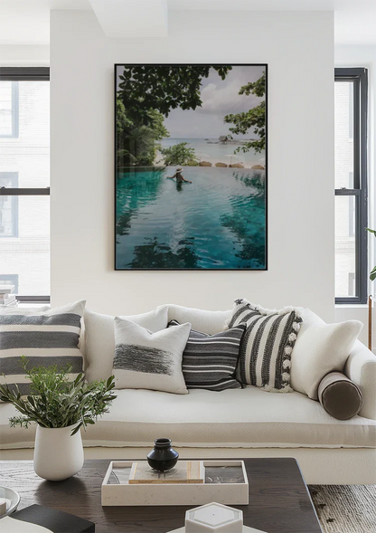 Tropische Aussicht vom Infinity-Pool mit Ozeangemälde