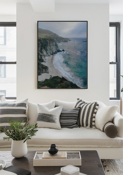 Dramatische Klippen am Meer mit verstecktem Strand Küstenmalerei