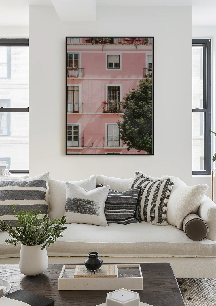 Roze Gebouw Met Witte Ramen En Balkons Zonnig Schilderij