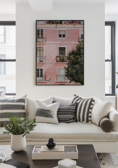 Roze Gebouw Met Witte Ramen En Balkons Zonnig Schilderij
