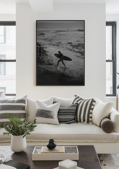 Surfer Schwarz-Weiß Strand Felsen Ozean Dramatisches Gemälde