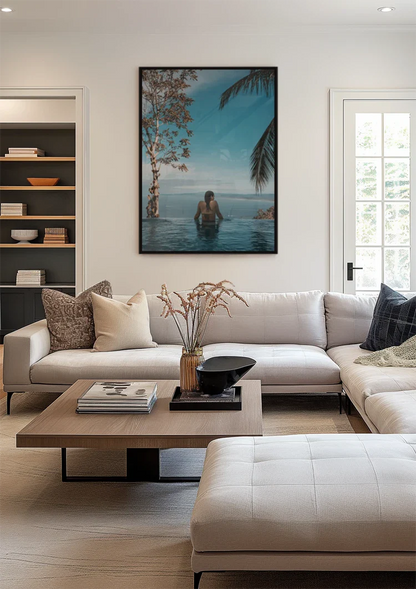 Frau in Infinity-Pool mit Palmen und tropischem Meerhorizont Gemälde