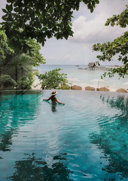 Vrouw Turquoise Infinity Pool Tropisch Palmbomen Zeezicht Canvas Schilderij