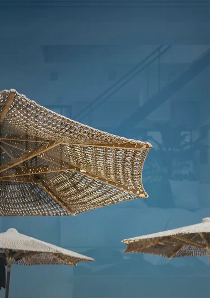 Geflochtene Strohschirme vor blauem Himmel Gemälde