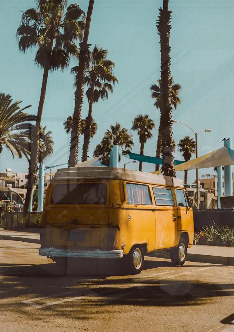 Gelber Vintage-Bus Palmen Sonnige Strand Retro Malerei