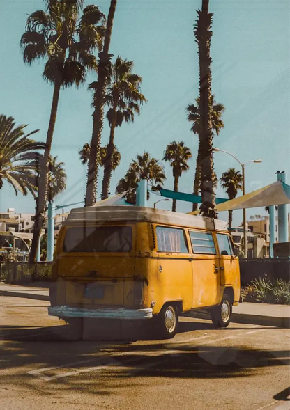 Gelber Vintage-Bus Palmen Sonnige Strand Retro Malerei