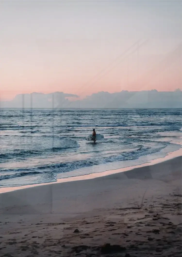 Surfer In Zee Bij Zonsondergang Pastelkleurige Lucht Schilderij