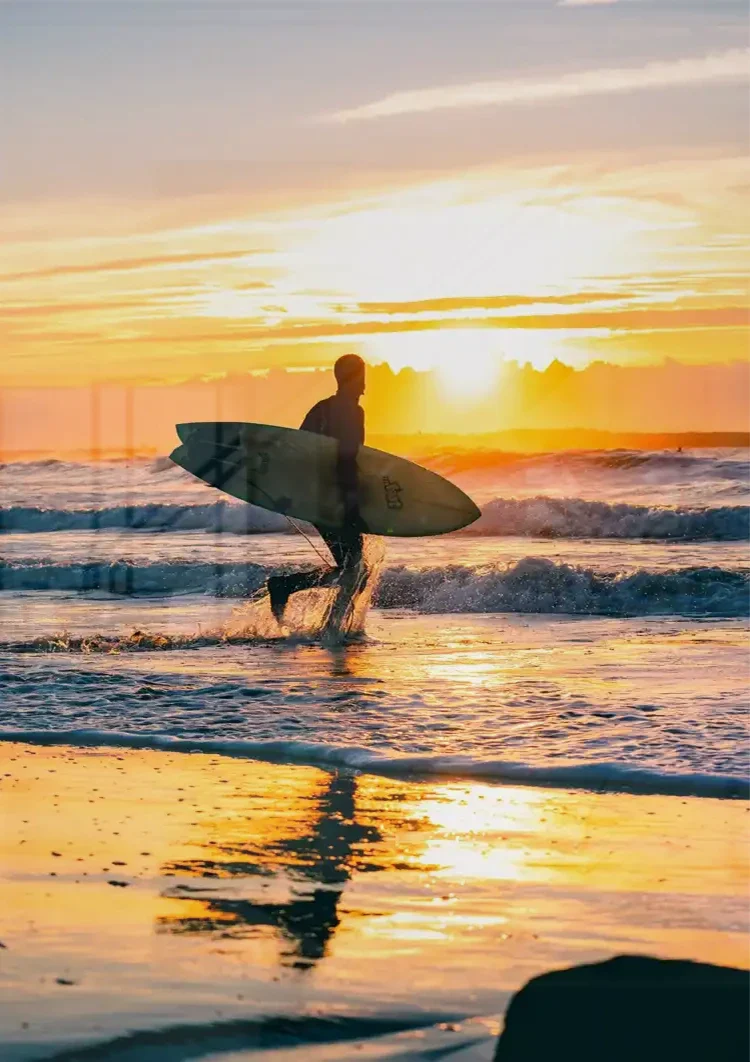 Surfer Op Strand Bij Gouden Zonsondergang Reflectie Schilderij