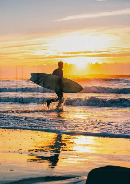 Surfer Op Strand Bij Gouden Zonsondergang Reflectie Schilderij