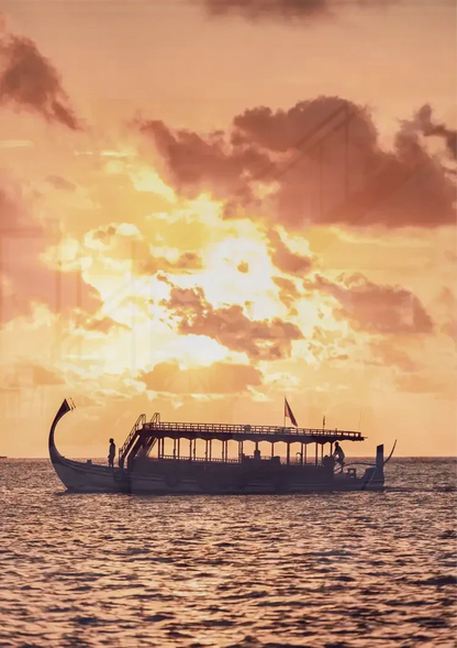 Boot Silhouette Goldener Sonnenuntergang Orangefarbener Wolkenhimmel Wasser Romantisches Gemälde