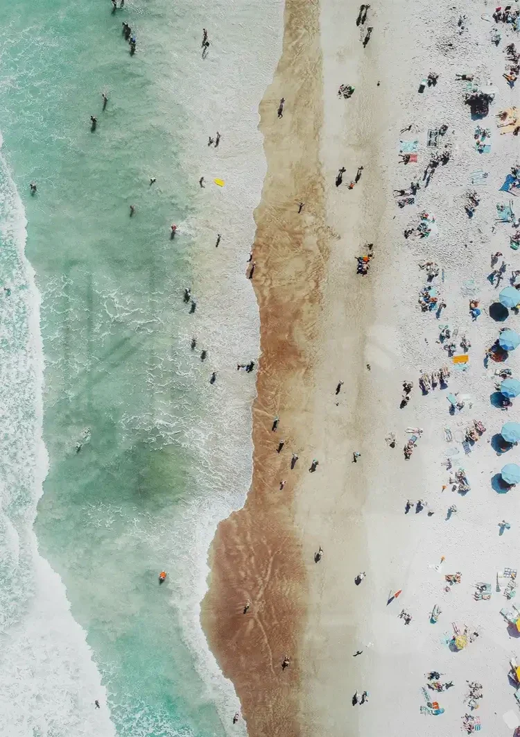 Kunstdruck Strand Draufsicht Mit Schwimmern Und Sonnenschirmen