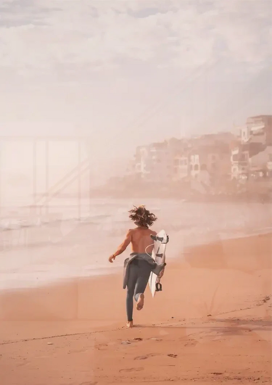 Surfer op het strand canvas schilderij aan de muur boven het bed in de slaapkamer