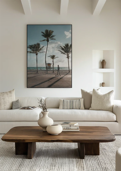Strand met Palmbomen en Wandelaar aan de Kust Schilderij